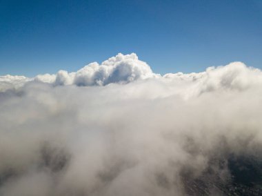 Bulutlarda uçuyor. Gökyüzü yüksek görünümü.