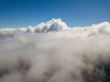 Bulutlarda uçuyor. Gökyüzü yüksek görünümü.