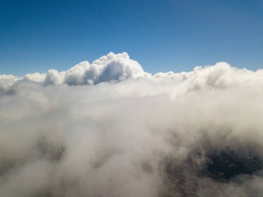 Bulutlarda uçuyor. Gökyüzü yüksek görünümü.
