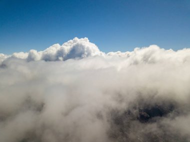Bulutlarda uçuyor. Gökyüzü yüksek görünümü.