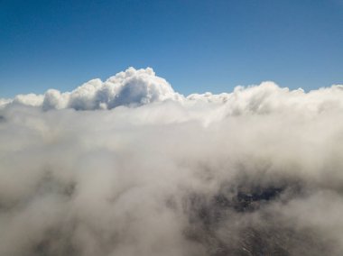 Bulutlarda uçuyor. Gökyüzü yüksek görünümü.