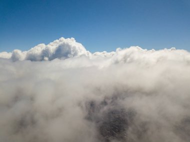 Bulutlarda uçuyor. Gökyüzü yüksek görünümü.