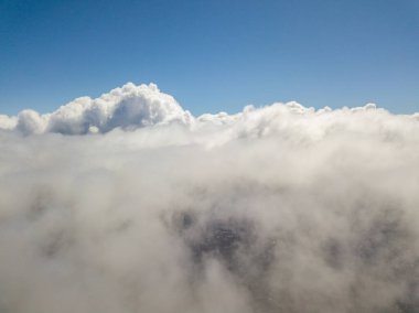 Bulutlarda uçuyor. Gökyüzü yüksek görünümü.
