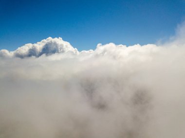 Bulutlarda uçuyor. Gökyüzü yüksek görünümü.