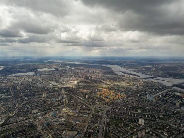 Bulutlu bir havada Kiev şehri. Gökyüzü yüksek görünümü.