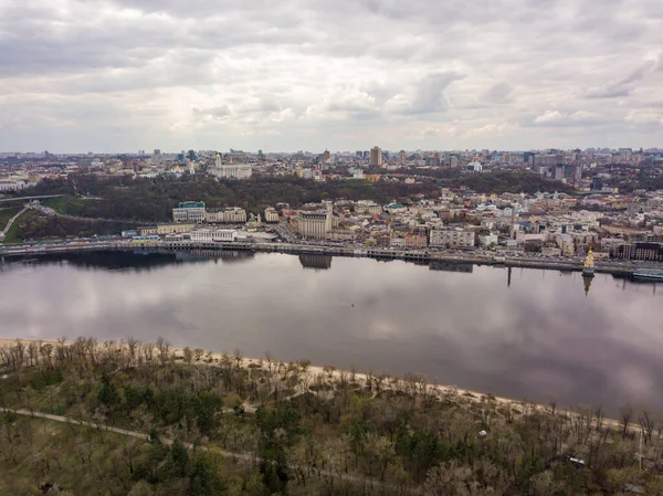 下午在基辅的第聂伯河空中无人驾驶飞机视图 — 图库照片