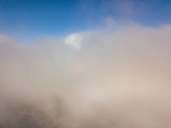 雲の中を飛ぶ 空中高空 — ストック写真