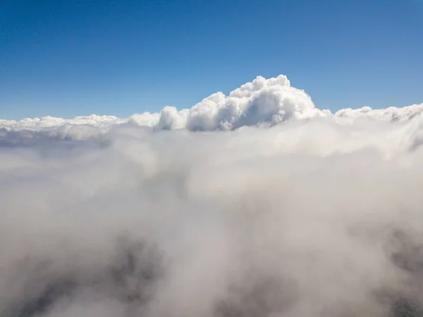 雲の中を飛ぶ 空中高空 — ストック写真