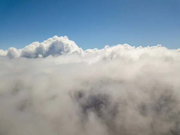 雲の中を飛ぶ 空中高空 — ストック写真