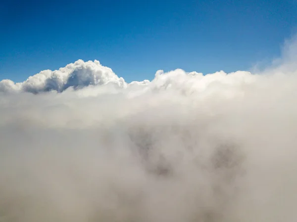 雲の中を飛ぶ 空中高空 — ストック写真