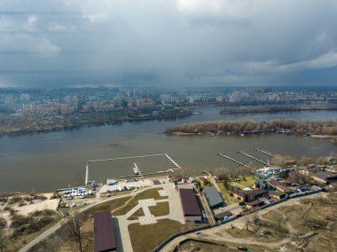 Öğleden sonra Kiev 'deki Dinyeper nehri. Hava aracı görünümü.