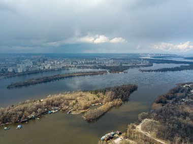 Öğleden sonra Kiev 'deki Dinyeper nehri. Hava aracı görünümü.