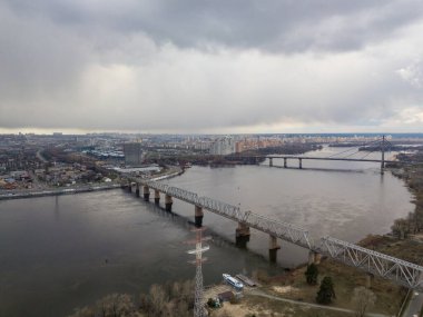 Öğleden sonra Kiev 'deki Dinyeper nehri. Hava aracı görünümü.