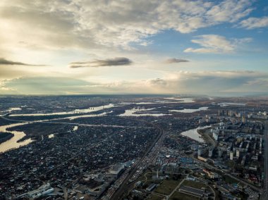 Gün batımında Kiev 'deki Dinyeper nehri. Hava aracı görünümü.