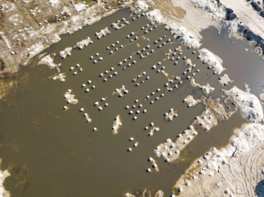 Terk edilmiş, su basmış bir şantiye. Hava aracı görünümü.