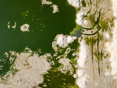 Terk edilmiş, su basmış bir şantiye. Hava aracı görünümü.