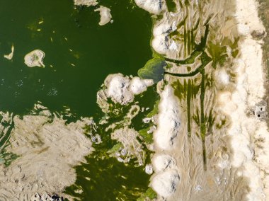 Terk edilmiş, su basmış bir şantiye. Hava aracı görünümü.