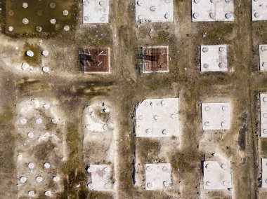 Terk edilmiş, su basmış bir şantiye. Hava aracı görünümü.
