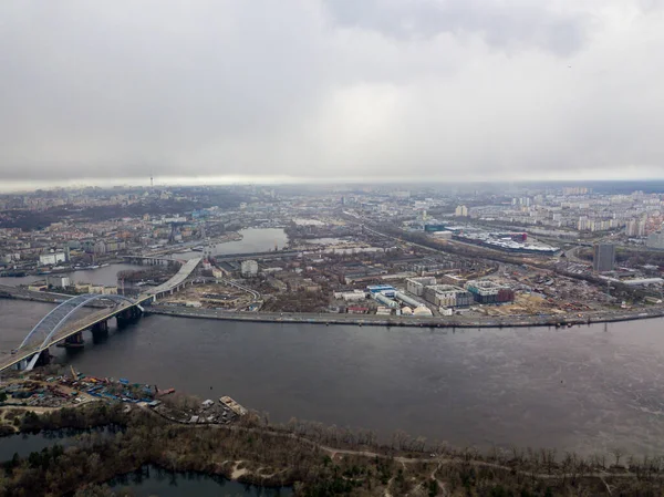 下午在基辅的第聂伯河空中无人驾驶飞机视图 — 图库照片