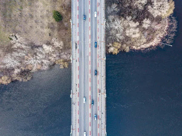 Αυτοκίνητο Γέφυρα Κατά Μήκος Του Ποταμού Δνείπερου Στο Κίεβο Αεροφωτογραφία — Φωτογραφία Αρχείου