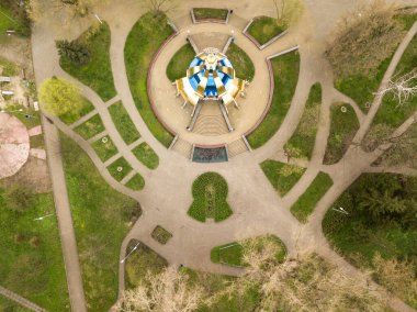 Baharda parkta yürüyüş yolları. Hava aracı görünümü.