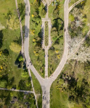 Baharda parkta yürüyüş yolları. Hava aracı görünümü.