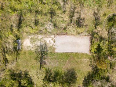 Baharda parkta yürüyüş yolları. Hava aracı görünümü.