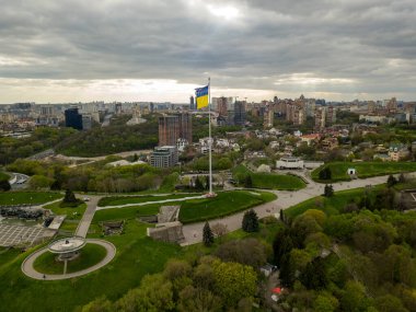Yüksek bayrak direğinde Ukrayna bayrağı. Hava aracı görünümü.