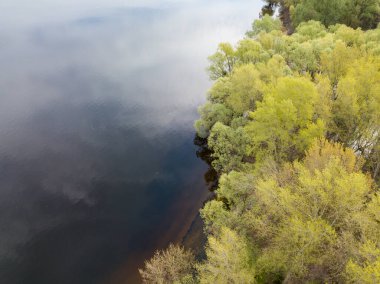 Baharda göl kıyısında. Hava aracı görünümü.