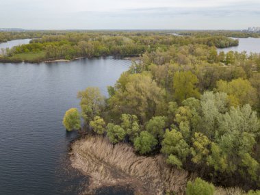 Baharda göl kıyısında. Hava aracı görünümü.