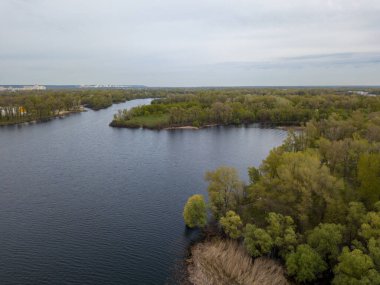 Baharda göl kıyısında. Hava aracı görünümü.