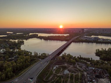 Şafakta Kiev 'de kuzey köprüsü. Hava aracı görünümü.