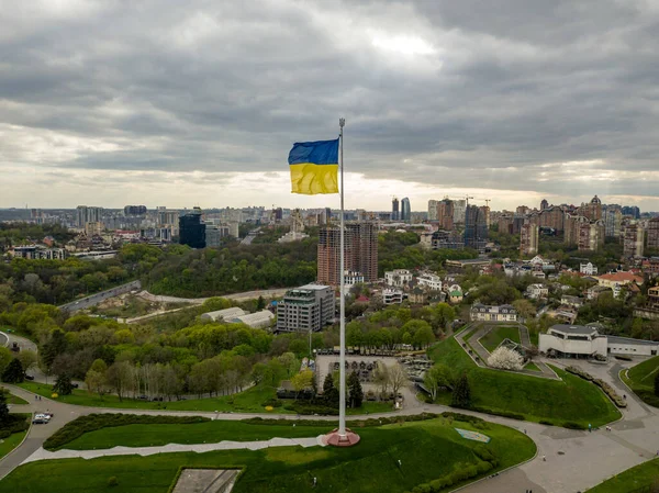 Yüksek bayrak direğinde Ukrayna bayrağı. Hava aracı görünümü.