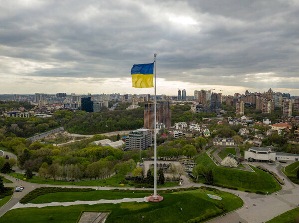 Флаг Украины на высоком флагштоке. Воздушный беспилотник.
