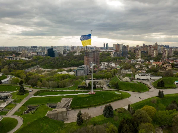 Yüksek bayrak direğinde Ukrayna bayrağı. Hava aracı görünümü.