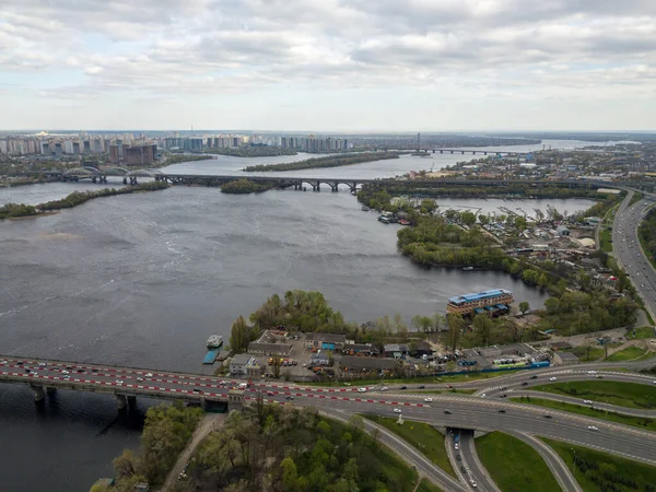 Automobilový Most Přes Řeku Dněpru Kyjevě Zobrazení Leteckých Dronů — Stock fotografie