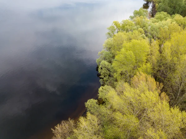 春天的湖滨 空中无人驾驶飞机视图 — 图库照片