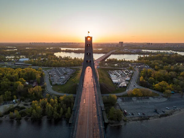 Norra Bron Kiev Solstrålarna Stiger Längs Bron Soluppgången Genom Pylonen — Stockfoto