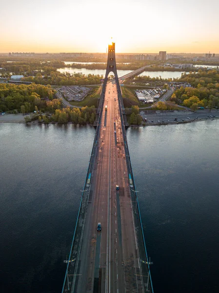 Северный Мост Киеве Восходящие Солнечные Лучи Вдоль Моста Восход Солнца — стоковое фото