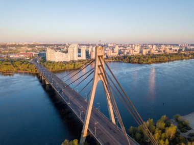 Şafakta Kiev 'de kuzey köprüsü. Hava aracı görünümü.