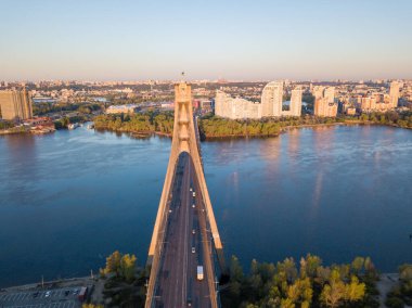 Şafakta Kiev 'de kuzey köprüsü. Hava aracı görünümü.