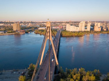 Şafakta Kiev 'de kuzey köprüsü. Hava aracı görünümü.