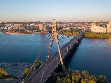 Şafakta Kiev 'de kuzey köprüsü. Hava aracı görünümü.