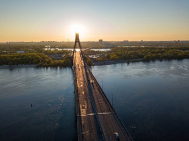 Şafakta Kiev 'de kuzey köprüsü. Hava aracı görünümü.