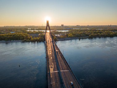 Şafakta Kiev 'de kuzey köprüsü. Hava aracı görünümü.