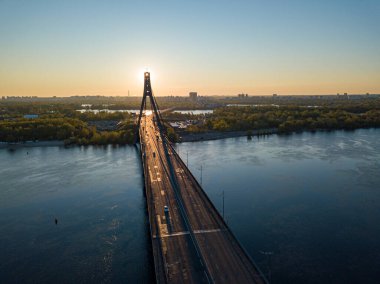 Şafakta Kiev 'de kuzey köprüsü. Hava aracı görünümü.