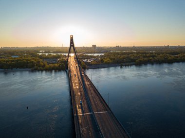 Şafakta Kiev 'de kuzey köprüsü. Hava aracı görünümü.
