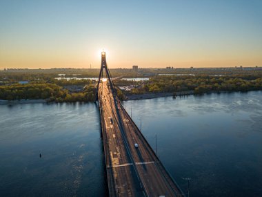 Şafakta Kiev 'de kuzey köprüsü. Hava aracı görünümü.