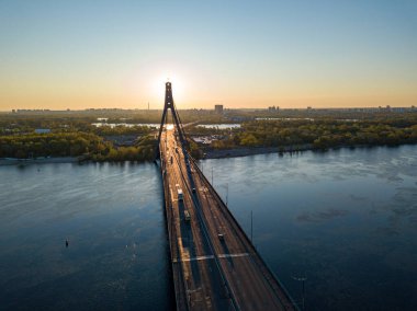 Şafakta Kiev 'de kuzey köprüsü. Hava aracı görünümü.