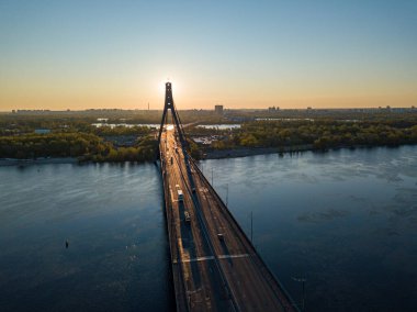 Şafakta Kiev 'de kuzey köprüsü. Hava aracı görünümü.